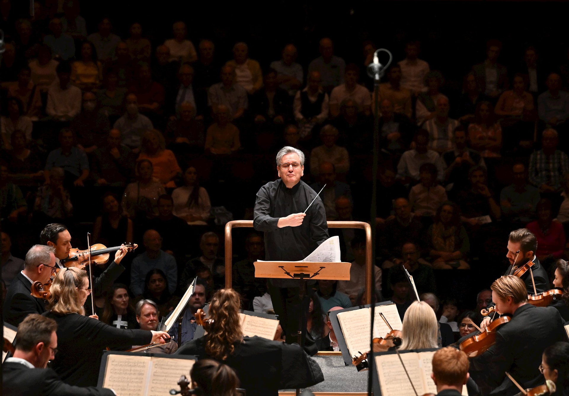 anh-2.-dan-nhac-giao-huong-london-symphony-orchestra-va-nhac-truong-sir-antonio-pappano-hua-hen-mang-den-nhung-khoanh-khac-thang-hoa-tai-nha-hat-ho-guom.jpg