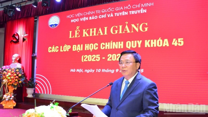 Đồng chí Nguyễn Xuân Thắng, Ủy viên Bộ Chính trị, Giám đốc Học viện Chính trị quốc gia Hồ Chí Minh, Chủ tịch Hội đồng Lý luận Trung ương phát biểu tại Lễ khai giảng. (Ảnh: PHẠM CƯỜNG)