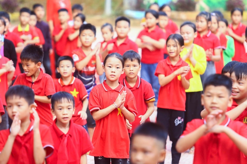 Thầy trò làng Nủ gửi tiền ủng hộ thầy trò rốn lũ Nghệ An - 1