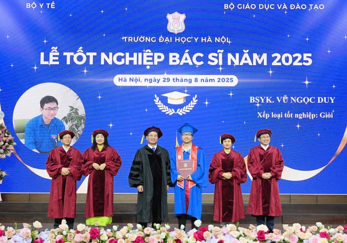 Duy nhận bằng tốt nghiệp bác sĩ loại giỏi cuối tháng 8. Ảnh: Nhân vật cung cấp