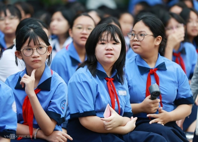 Học sinh trường THCS Trần Huy Liệu, phường Đức Nhuận, TP HCM trong ngày khai giảng 5/9. Ảnh: Lệ Nguyễn