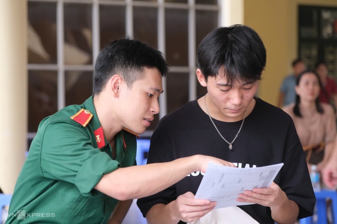 Nguyễn Anh Quân (áo đen) nhập học Học viện Kỹ thuật quân sự sáng 10/9. Ảnh: Dương Tâm