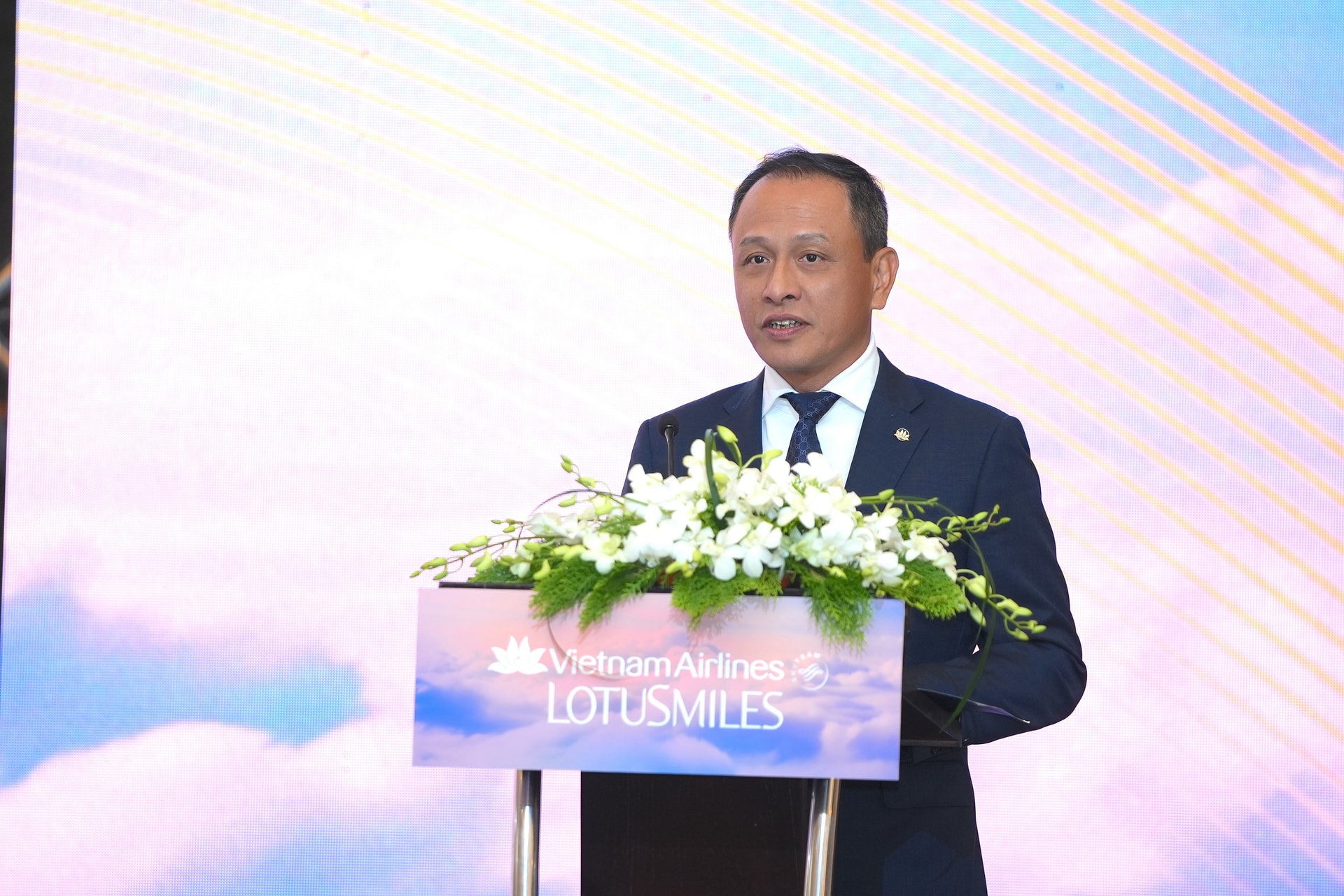 1.-tong-giam-doc-le-hong-ha-phat-bieu-khai-mac-dien-dan-hop-tac-va-gan-ket-khach-hang-than-thiet-2025-vietnam-airlines-loyalty-engagement-forum-vna-lef-2025-.jpg