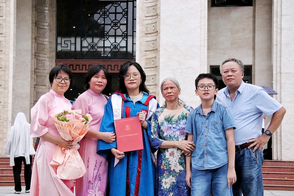 Á khoa bác sĩ nội trú học 12 tiếng mỗi ngày, yêu thích khâu vết thương - 2