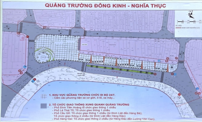 Phương án tổ chức giao thông khu vực quảng trường đang được trưng bày phía dưới màn hình led. Ảnh: Võ Hải