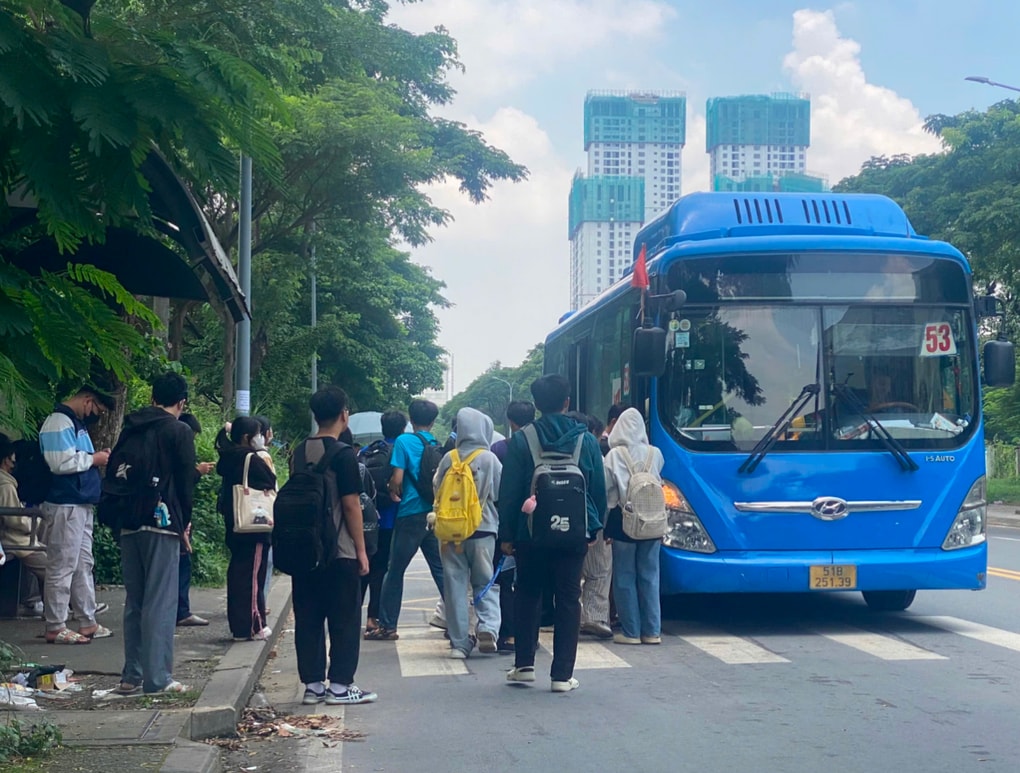 Sinh viên TPHCM chật vật khi xe buýt 33 bỏ trạm Ký túc xá Khu B - 2