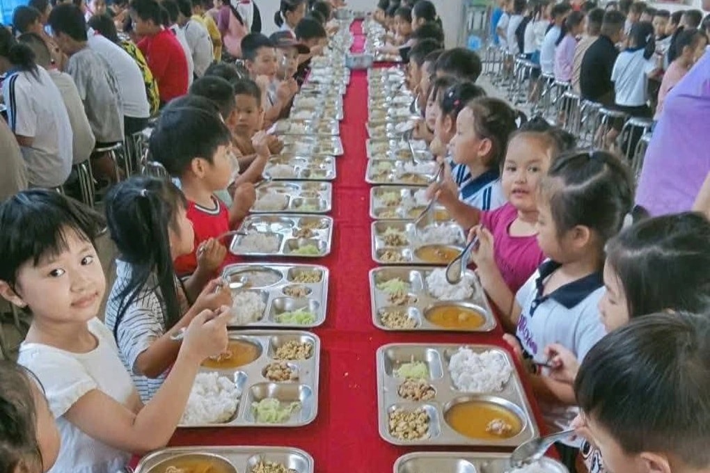 Suất ăn bán trú 15.000 đồng ở trường miền núi nhận mưa lời khen - 1