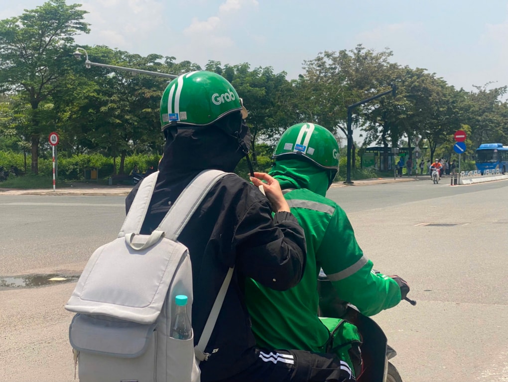 Sinh viên TPHCM chật vật khi xe buýt 33 bỏ trạm Ký túc xá Khu B - 3
