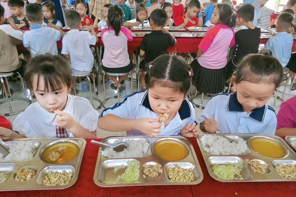 Suất ăn bán trú 15.000 đồng ở trường miền núi nhận mưa lời khen - 2