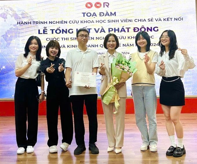 Minh Hạnh (thứ hai từ phải sang) cùng nhóm nghiên cứu khoa học. Ảnh: Nhân vật cung cấp