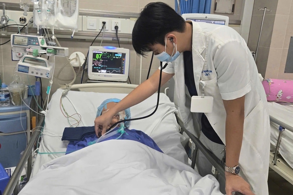 Hà Nội: Uống nhầm thuốc cai nghiện, cụ bà nguy kịch không thể tự thở - 1