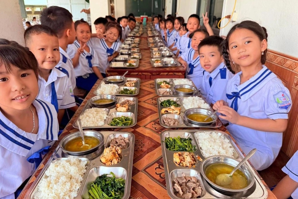 Phụ huynh bất ngờ suất cơm bán trú 17.000 đồng, cộng đồng mạng khen ngợi - 2