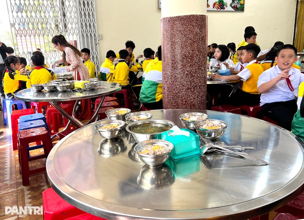 Vụ suất ăn trường học bị tố không đảm bảo: Đầu bếp tố cáo đã nghỉ việc - 3