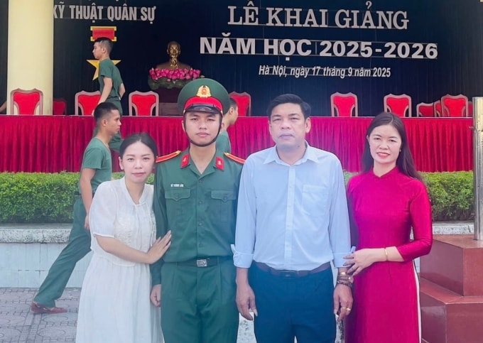 Bố mẹ và chị gái cùng Lâm góp mặt trong lễ khai giảng của Học viện Kỹ thuật quân sự. Ảnh: Gia đình cung cấp