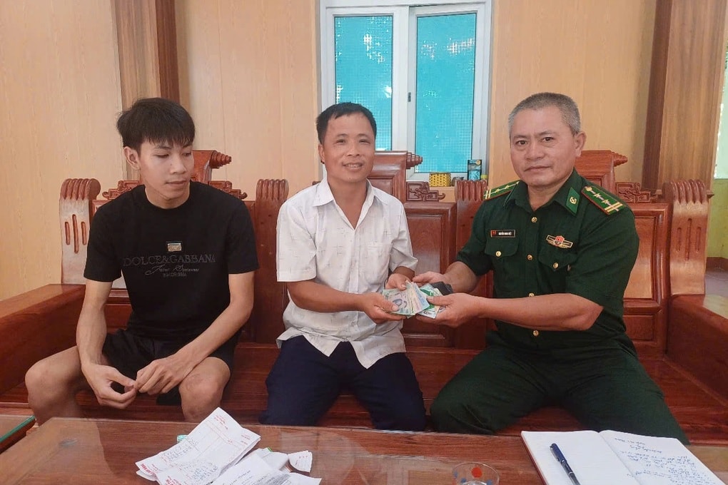 Nhóm học sinh nhặt được ví tiền có 6,5 triệu đồng - 2