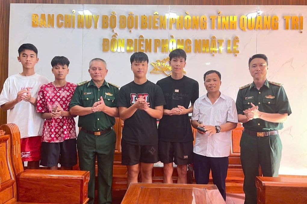 Nhóm học sinh nhặt được ví tiền có 6,5 triệu đồng - 1