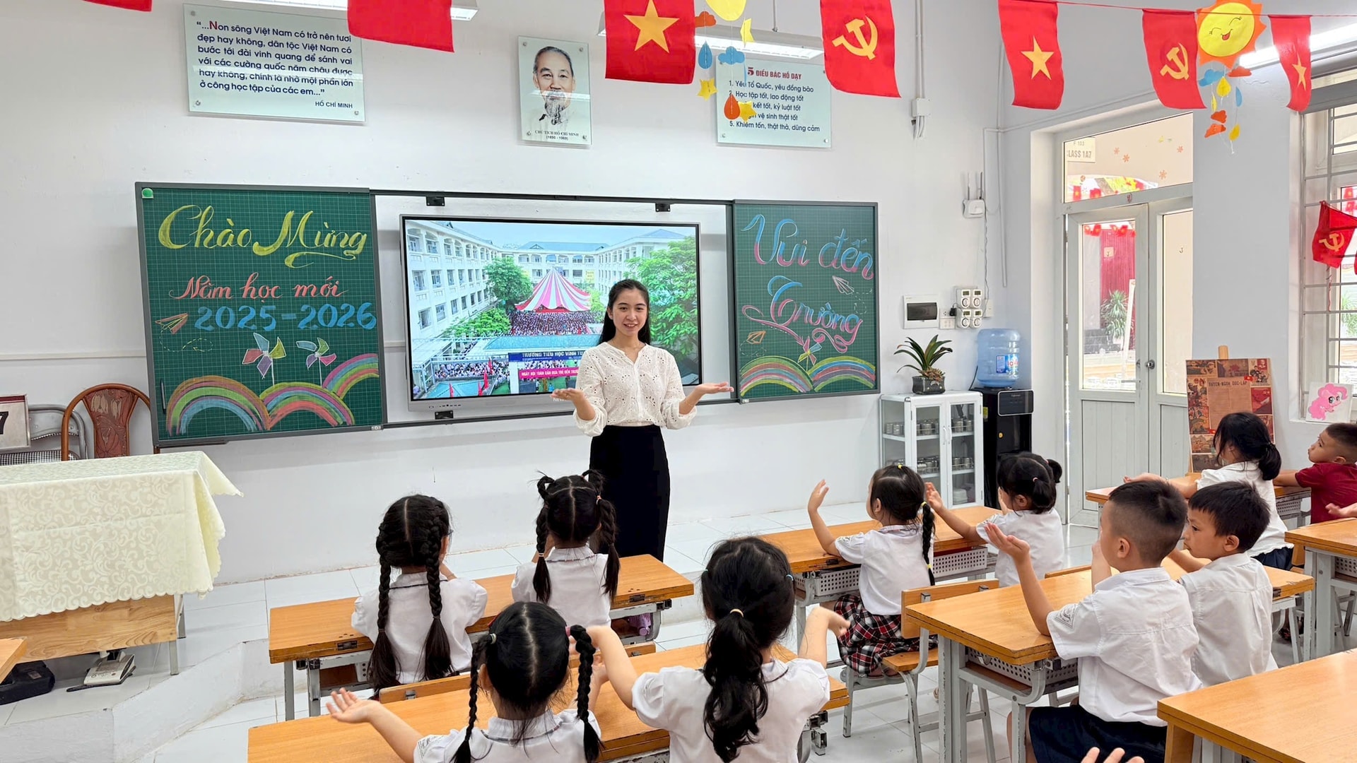 Cô và trò Trường Tiểu học Vĩnh Tuy (phường Vĩnh Hưng) thi đua dạy tốt, học tốt. Ảnh: Lê Nguyễn 