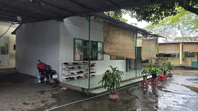 Một phòng học được làm tạm trong khuôn viên trường. Ảnh: Phước Tuấn