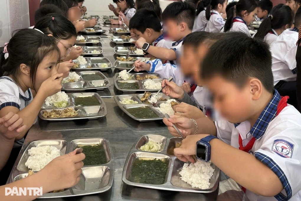 Bị phàn nàn cắt xén suất ăn của học sinh, nhà trường mời công an vào cuộc - 2