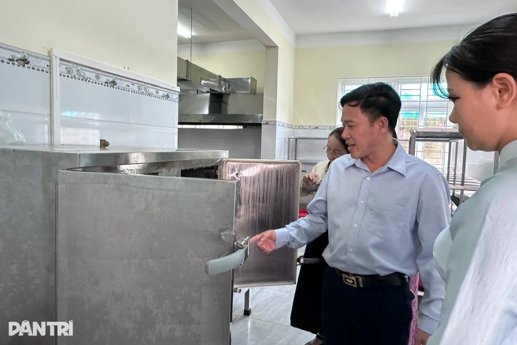 Bị phàn nàn cắt xén suất ăn của học sinh, nhà trường mời công an vào cuộc - 3