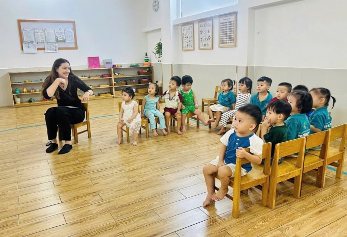 Học sinh trường mầm non Trẻ sáng tạo trong giờ học ngoại ngữ với giáo viên nước ngoài. Ảnh: An Phương