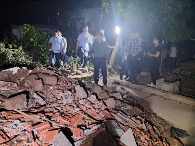 Thủ tướng tới hiện trường vụ sập nhà do lốc xoáy ngày 29/9 khiến 2 vợ chồng cụ Hoàng Văn Khiêm-Đoàn Thị Nhị tử vong tại thôn Phú Bình, xã Quỹ Nhất - Ảnh: VGP/Hà Văn
