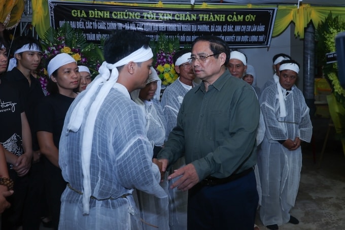Thủ tướng Phạm Minh Chính thăm hỏi, chia buồn với các gia đình có người bị nạn do thiên tai, tối 30/9. Ảnh: VGP/Nhật Bắc