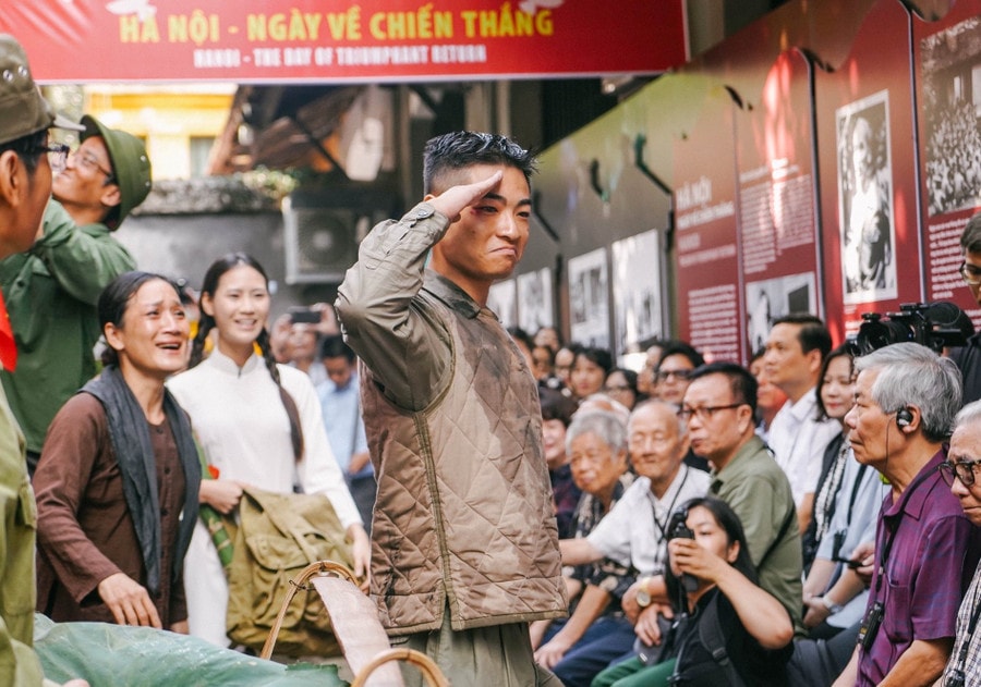Hoạt cảnh tái hiện tạo ấn tượng tại trưng bày chuyên đề “Vang mãi khúc khải hoàn”.