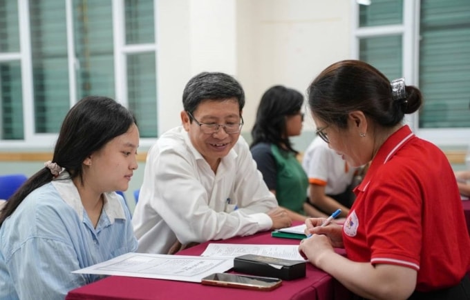 Phụ huynh và học sinh lớp 10 trường THPT Lê Quý Đôn làm thủ tục nhập học, tháng 7. Ảnh: THPT Lê Quý Đôn