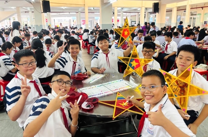 Học sinh lớp 6, 7 trường THCS Nguyễn Du tự làm lồng đèn Trung thu trong hoạt động trải nghiệm, ngày 30/9. Ảnh: THCS Nguyễn Du