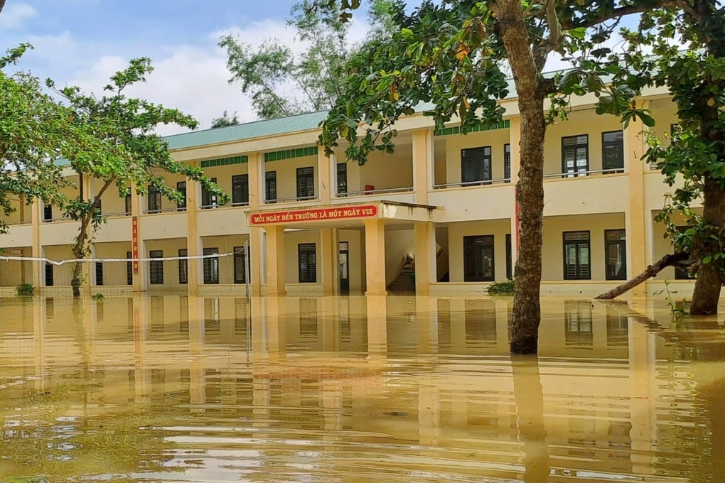 Học sinh vùng lũ nhận quà và lời nhắn xúc động của thầy hiệu trưởng - 2