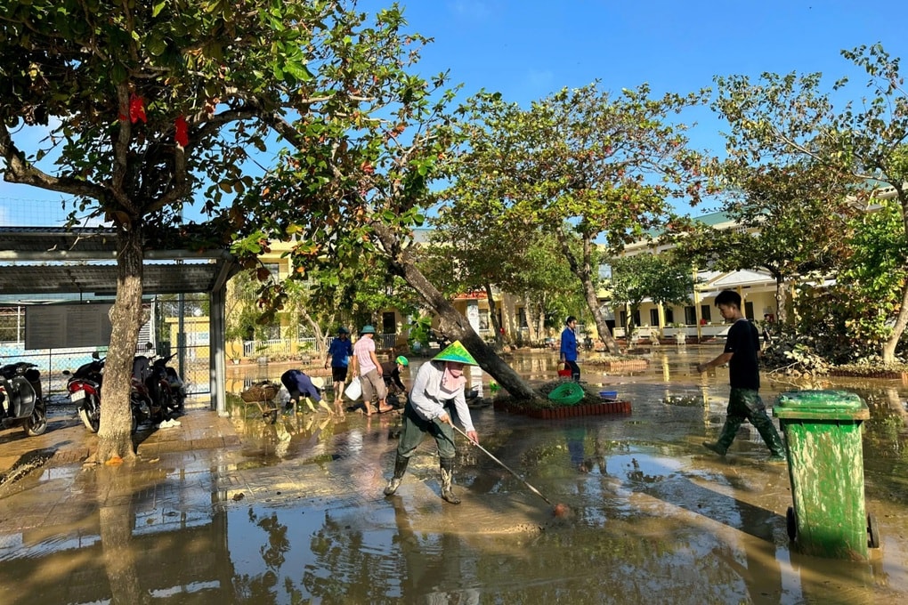 Học sinh vùng lũ nhận quà và lời nhắn xúc động của thầy hiệu trưởng - 3