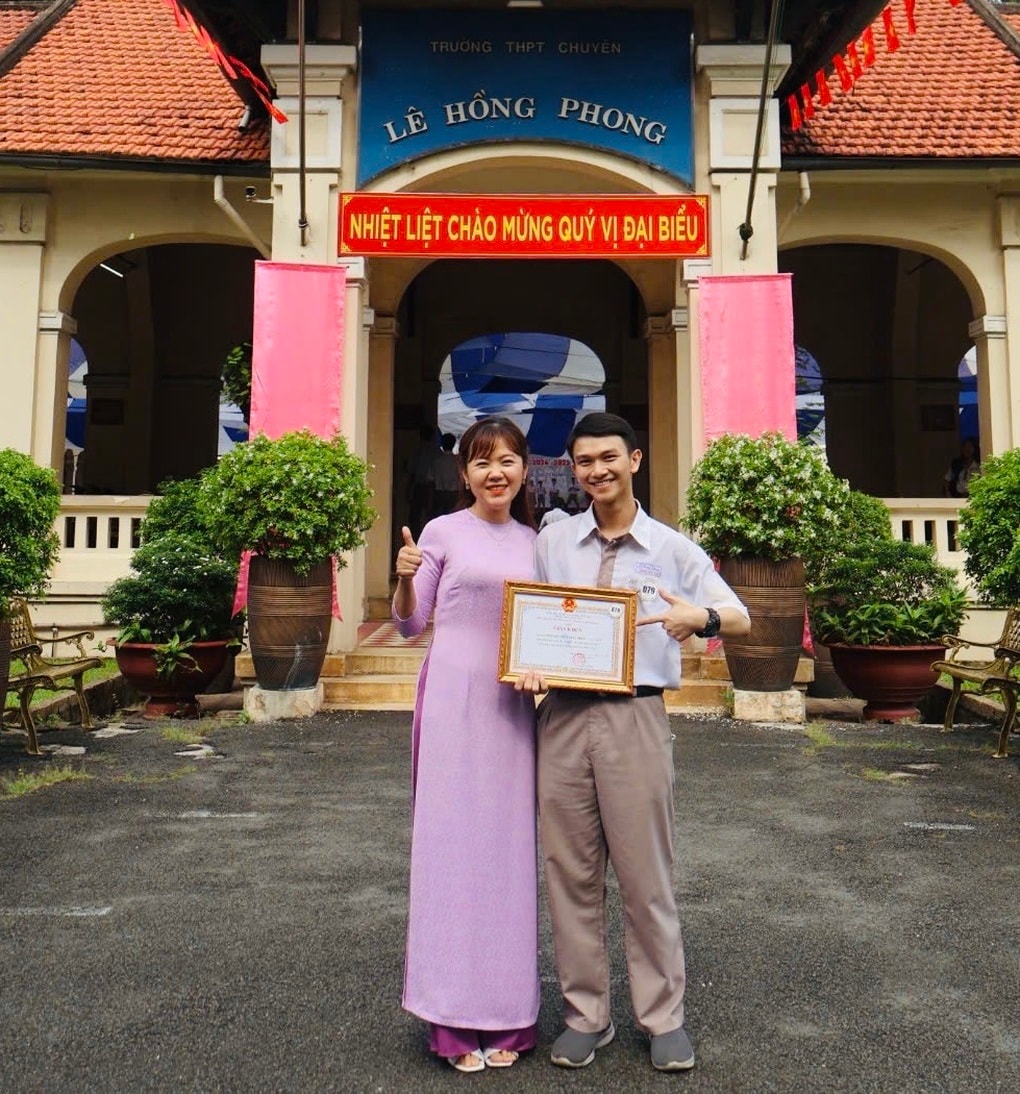 Nam sinh trường chuyên hàng đầu TPHCM đạt thủ khoa kép đại học - 2