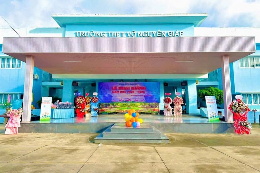 Thầy giáo bị đồng nghiệp bóp cổ ngay tại sân trường - 2