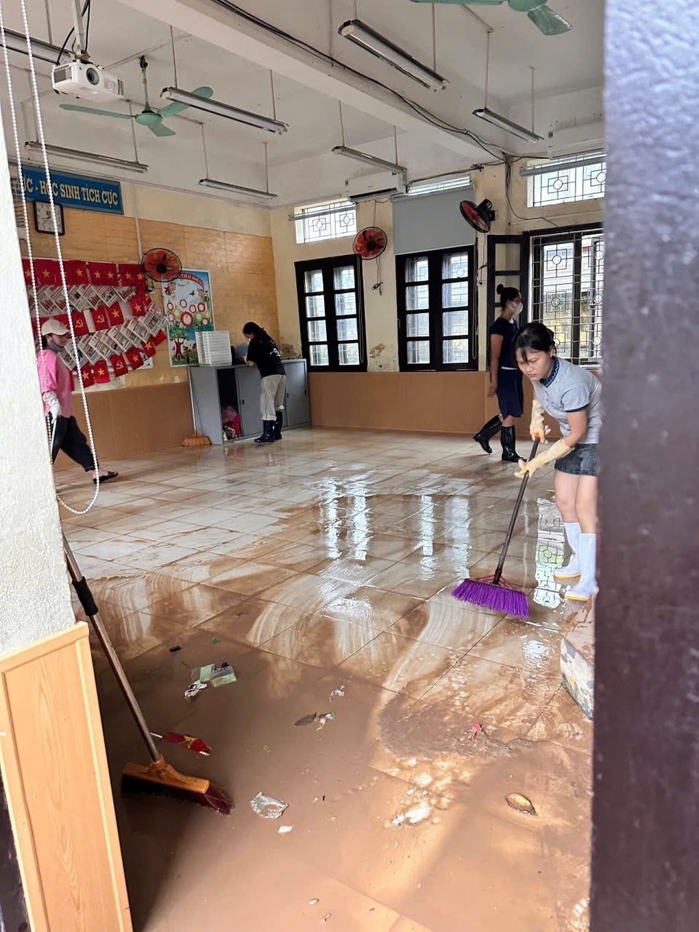 Trường học giữa Hà Nội đóng cổng 10 ngày liên tiếp kể từ trận lụt 30/9 - 4