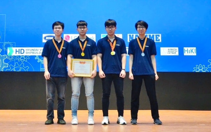 Việt (thứ hai từ phải sang) và Nam (cầm bằng khen) nhận huy chương vàng Olympic Cơ học toàn quốc năm 2024. Ảnh: Nhân vật cung cấp