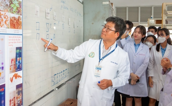 Giảng viên Đại học Y Dược TP HCM hướng dẫn sinh viên Campuchia học tập tại bộ môn Dược liệu - Dược học cổ truyền, tháng 9. Ảnh: Trường Dược - Đại học Y Dược TP HCM