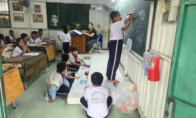 Học sinh trường Tiểu học Đông An ngồi trong phòng học bằng tôn, thiếu ánh sáng. Ảnh: Lê Ánh
