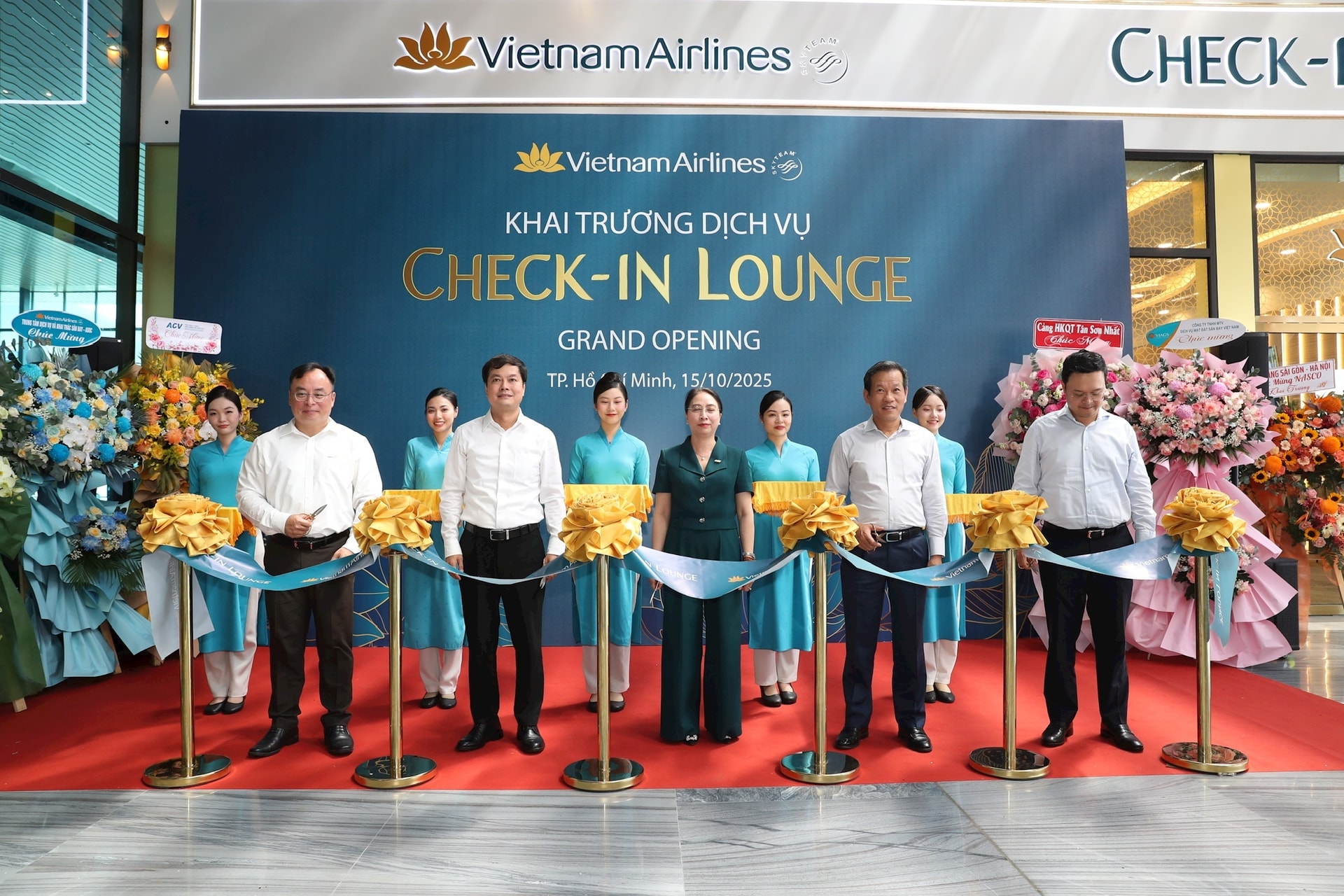 cac-dai-bieu-cat-bang-khanh-thanh-khai-truong-check-in-lounge.jpg
