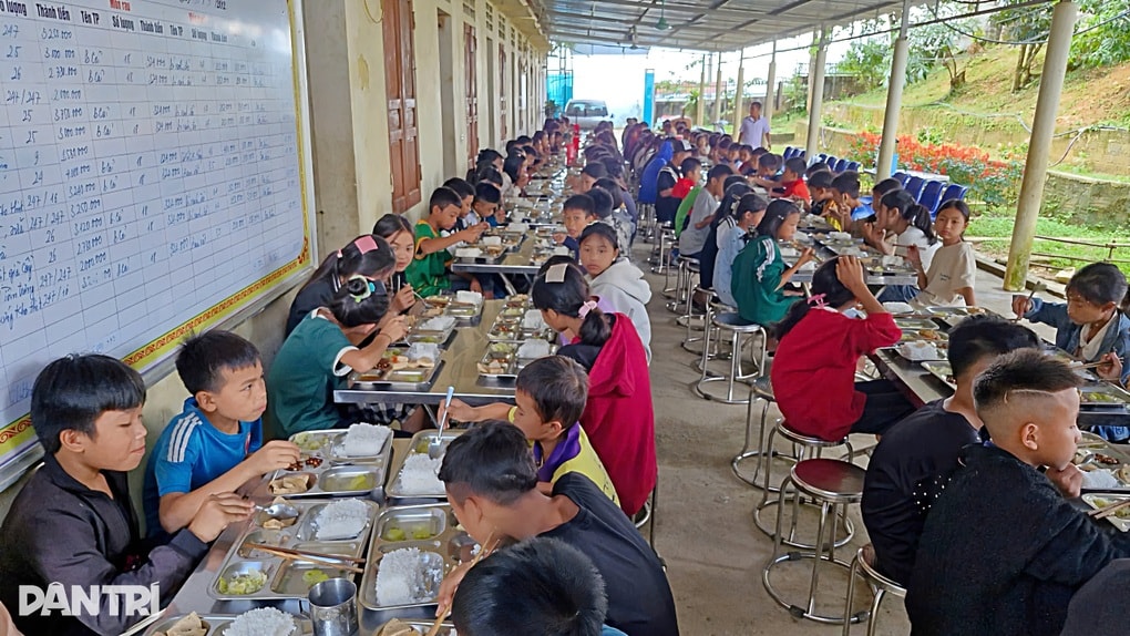 Những bữa cơm bán trú 17.000 đồng của học sinh vùng cao - 1