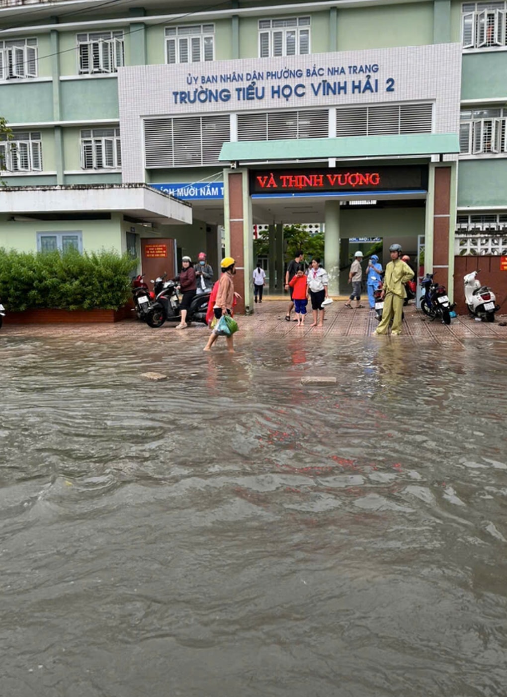 Mưa lớn gây ngập ở Bắc Nha Trang, trường học thông báo khẩn - 4
