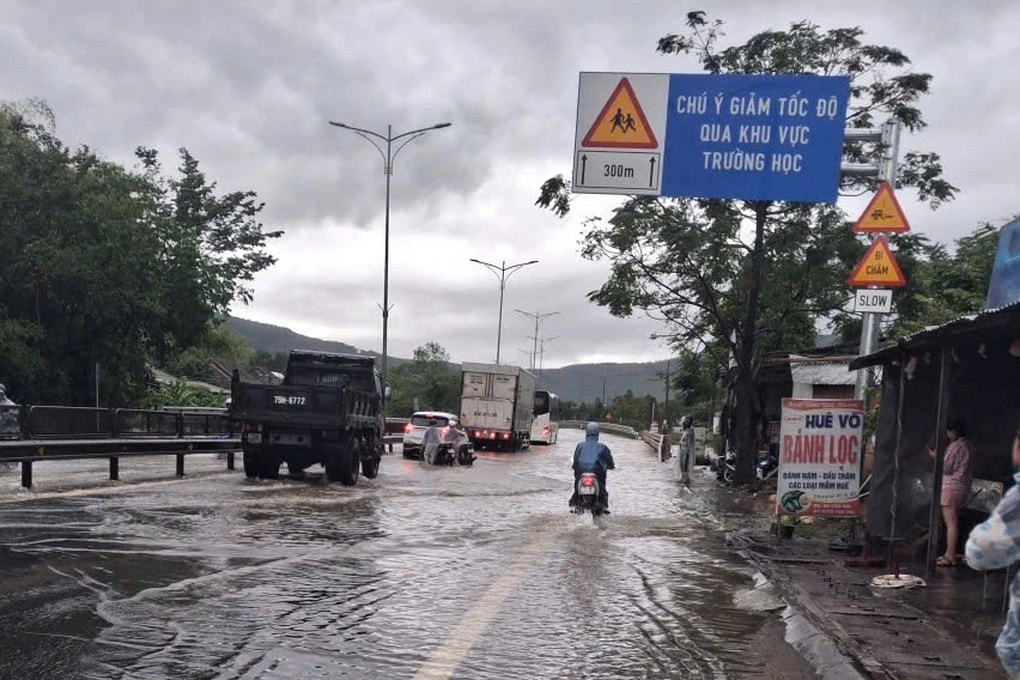 Nước lũ đổ về cuồn cuộn, hàng nghìn học sinh phải nghỉ học - 2