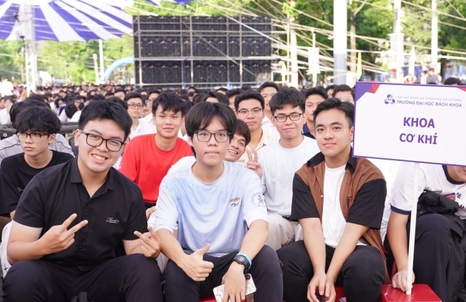 Tân sinh viên trường Đại học Bách khoa TP HCM trong ngày khai giảng 5/9. Ảnh: HCMUT