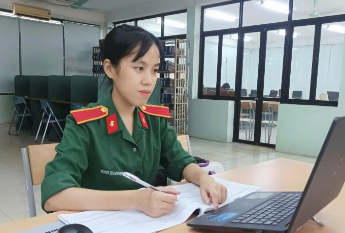 Khánh Huyền trong một buổi tự học tại Học viện Kỹ thuật quân sự. Ảnh: Nhân vật cung cấp