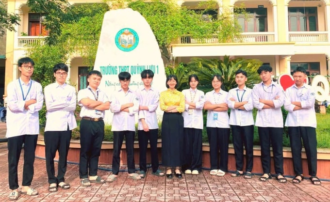 Hiếu (thứ tư từ trái sang) và cô giáo, bạn bè trong đội tuyển Vật lý, trường THPT Đô Lương 1, Nghệ An. Ảnh: Nhân vật cung cấp