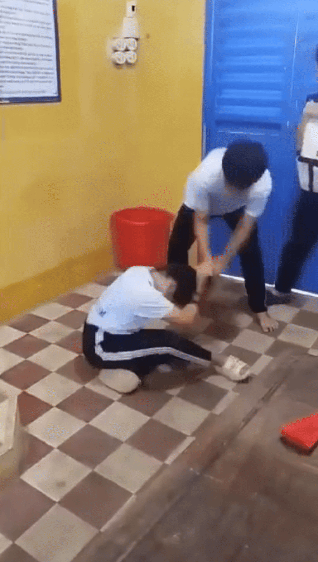 Loạt vụ học sinh đánh nhau nhập viện, hiệu trưởng phải chịu trách nhiệm - 1
