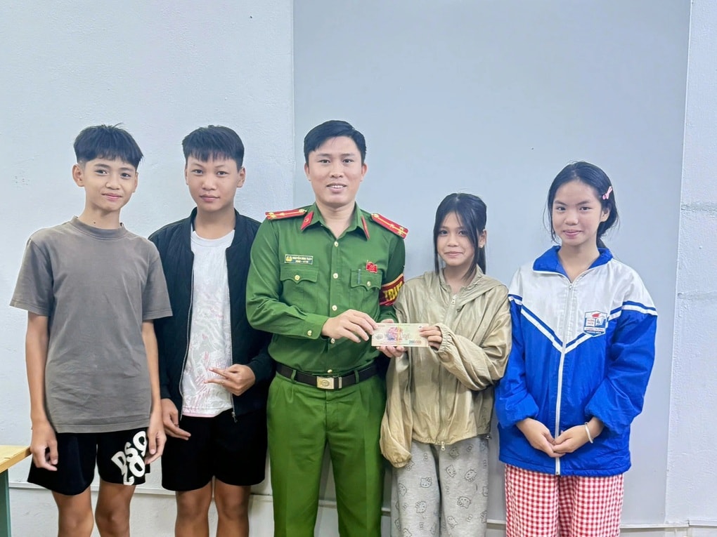 Nhặt được 20 triệu đồng, 4 học sinh đến ngay trụ sở công an xã - 1