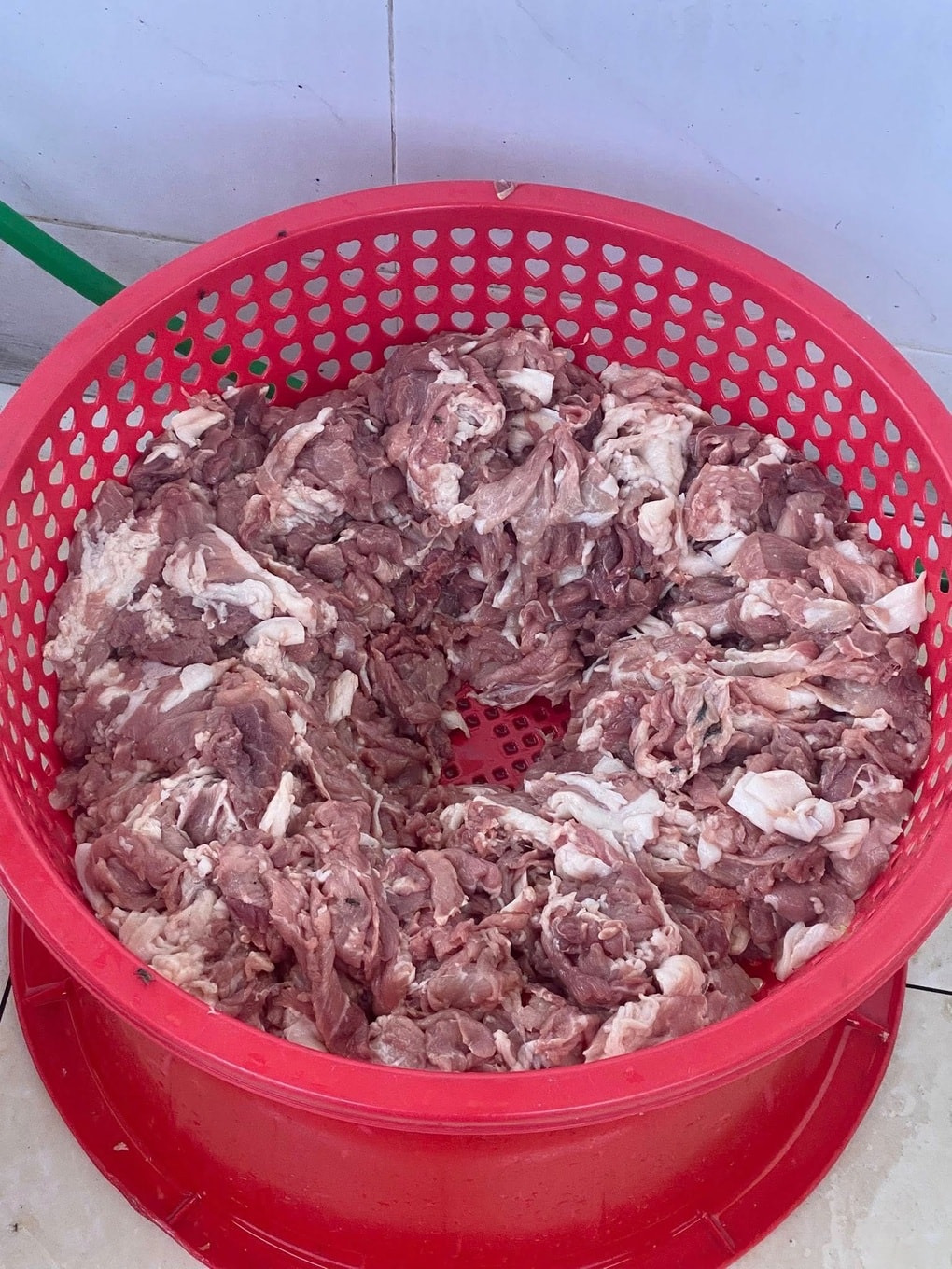 Xôn xao bếp ăn học sinh tiểu học ở Hà Nội nhập cá ươn, thịt bốc mùi - 1