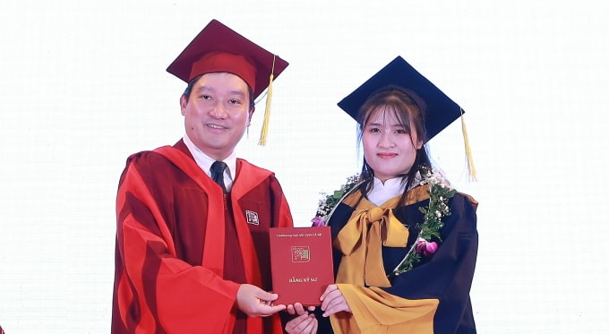 Hoài Thu nhận bằng kỹ sư xuất sắc hôm 11/10. Ảnh: Nhân vật cung cấp