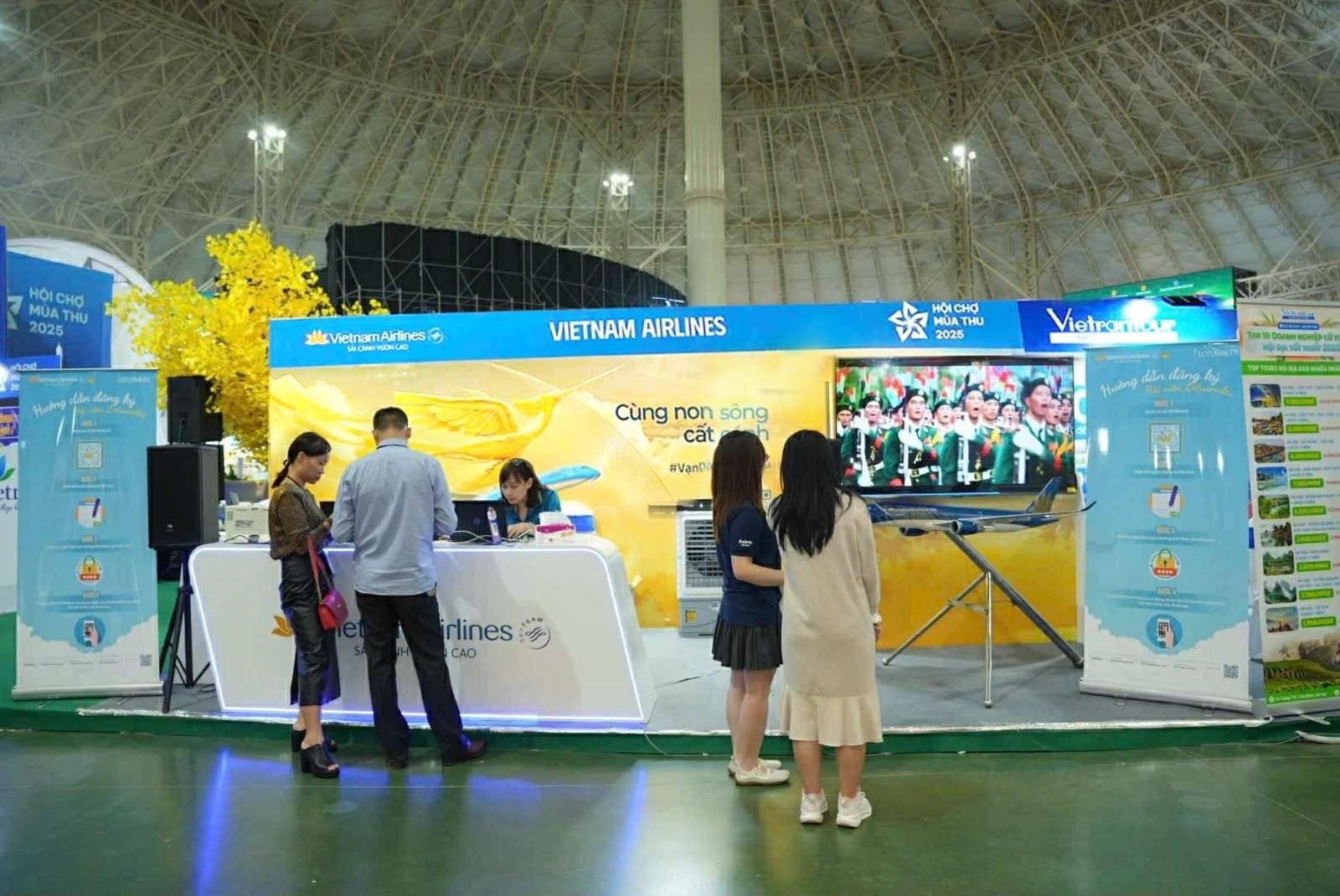 dong-dao-khach-tham-quan-tai-gian-hang-vietnam-airlines.jpg
